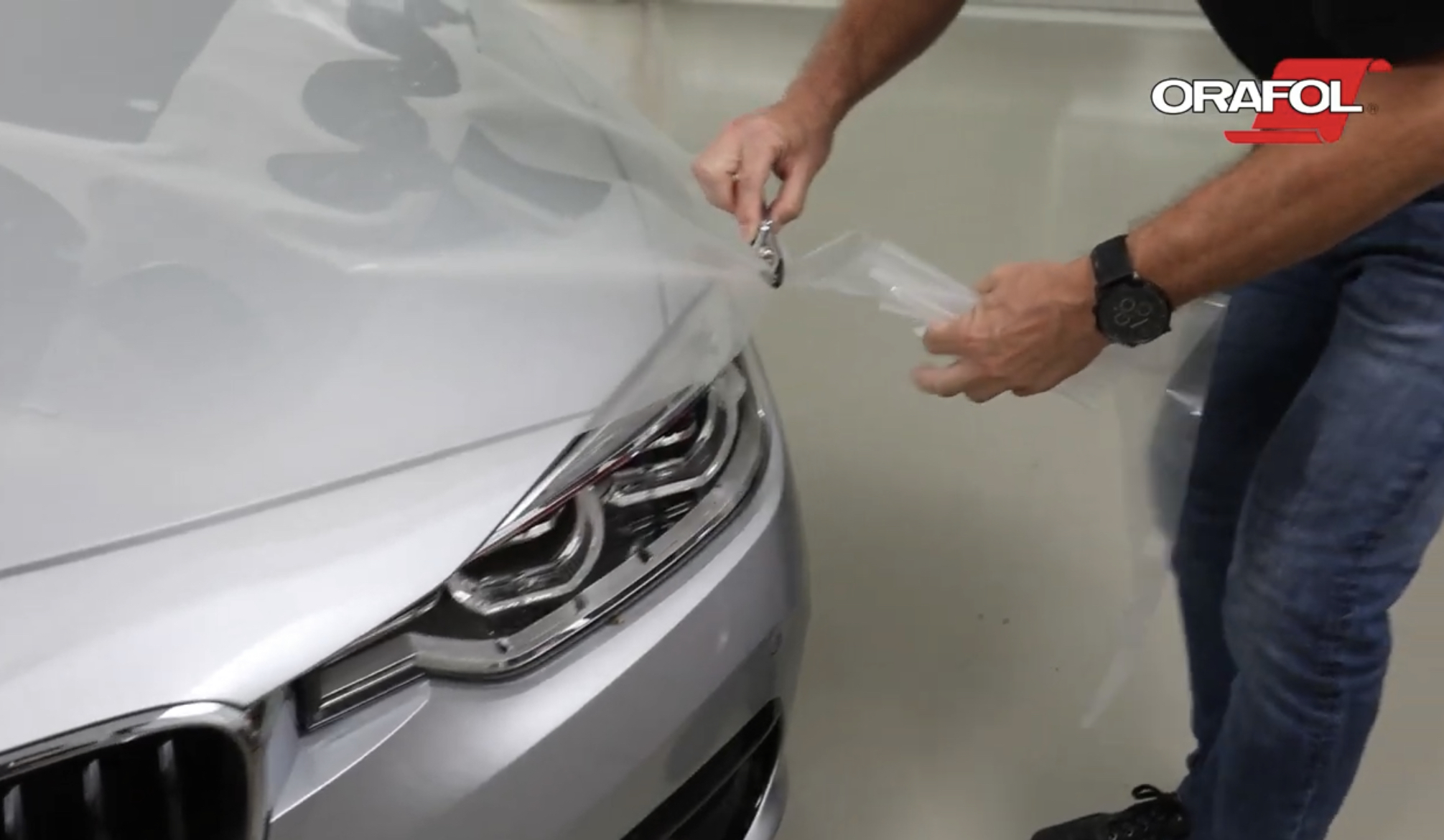 Оклейка самоклеящейся защитной пленкой и ее резка под параметры автомобиля