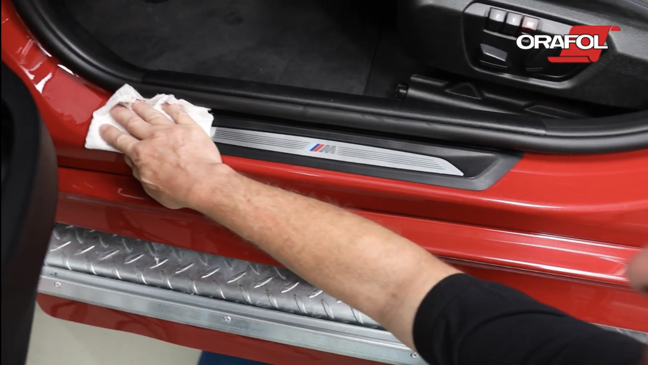 После оклейки самоклеящейся антигравийной пленкой необходимо подождать сутки для ее полной усадки